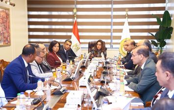 وزيرة التنمية المحلية والبيئة ومحافظ البحر الأحمر