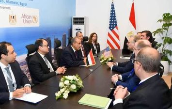 وزير الخارجية يلتقي كبير مستشاري الرئيس الأمريكي للشئون العربية والأفريقية