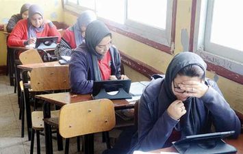 تسليم أجهزة التابلت للطلاب
