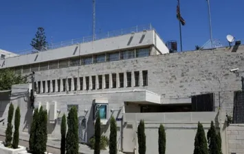 بريطانيا تزيل لافتات قنصليتها بالقدس الشرقية مع انتهاء مهلة إسرائيل