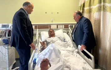 السفير المصري بالسعودية يوزر المصابين في استهداف مطار الملك خالد بالرياض