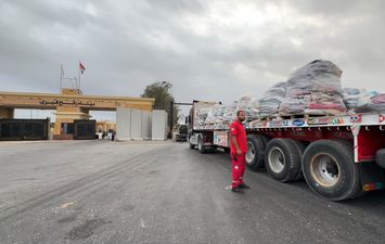 الهلال الأحمر المصري يدفع بالخيام والبطاطين إلى غزة