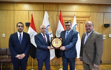 محافظ قنا
