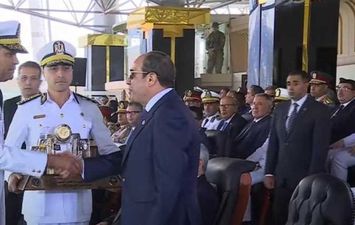 هدية تذكارية للرئيس السيسي مجسم نحاسي يحمل رموز أكاديمية الشرطة
