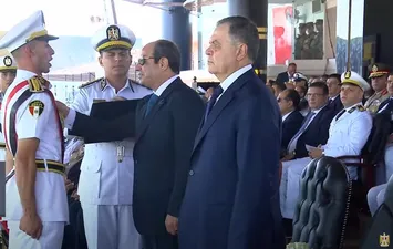 السيسي يكرم أوائل أكاديمية الشرطة ويمنحهم أنواط الامتياز