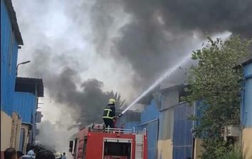 حريق داخل هنجرين بمنطقة المرج 
