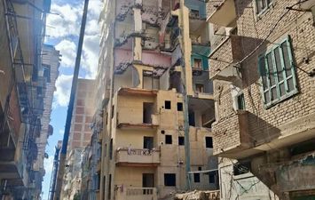 عقار مائل بالإسكندرية