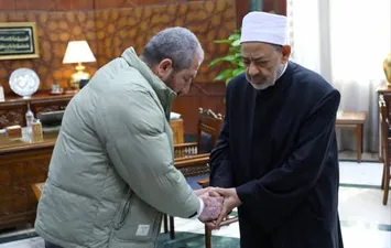  شيخ الأزهر يستقبل أسرتي طالبي معهد دنوشر المتوفيين ويطمئن على الطالب المصاب