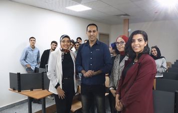 تدريب طلاب "إعلام المصرية الصينية" على فنون التصميم البصري