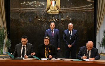  مدبولي يشهد توقيع 3 اتفاقيات لتمويل وتنفيذ مشروع &laquo;دندرة&raquo; للطاقة الشمسية