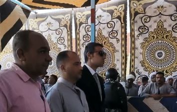 لحظة تقديم الكفن