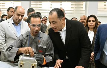 مدبولي يفتتح مصنعًا بالسويس