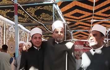 حضر الصلح بعكازه