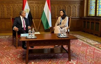 وزير الخارجية مع نظيرته المجرية
