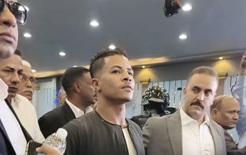 لحظة تقديم الكفن