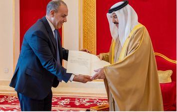 وزير الخارجية يسلم رسالة خطية من الرئيس السيسي إلى ملك البحرين