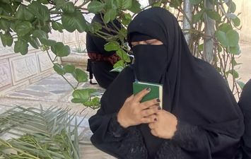 &laquo;النيابة لما فتحت شنطتك لقت مصحفك&raquo;.. أم &laquo;آدم&raquo; تصرخ أمام قبره في أول جمعة: &laquo;اربط على