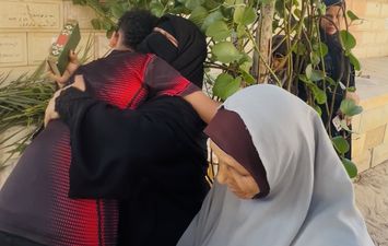 مشهد يمزق القلوب أمام قبر &laquo;آدم&raquo; ببورسعيد