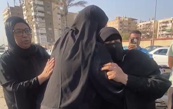 والدة الطالب آدم لحظة وصول جثمانه للمسجد