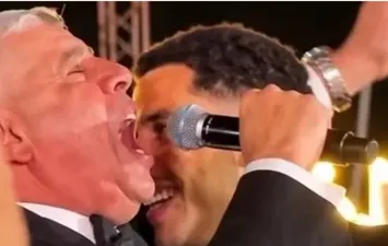 أحمد شوبير ونجله مصطفى خلال حفل الزفاف 