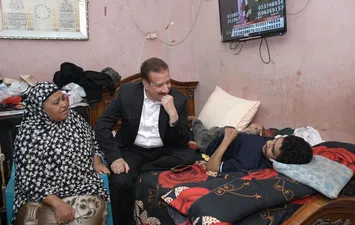 محافظ بورسعيد يزور أسرة المسنة وحفيدها المصاب بشلل دماغي