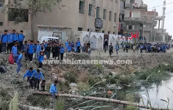 الأطفال يمرون من اعلي ماسورة بالبحيرة