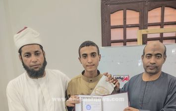 الحافظ الصغير هشام محمود ووالده وشيخه
