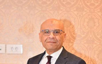 دكتور احمد انور عميد كليه الطب ورئيس مجلس اداره مستشفيات جامعه قناه السويس