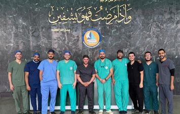 الفريق الطبي المجري العملية 
