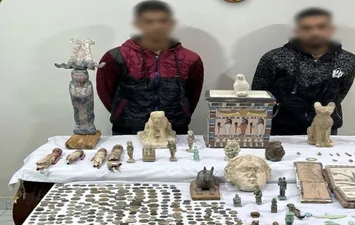 ضبط شابين بحوزتهما 521 قطعة أثرية في المنيا