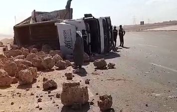 انقلاب سيارة نقل محملة بالحجارة بطريق مطروح