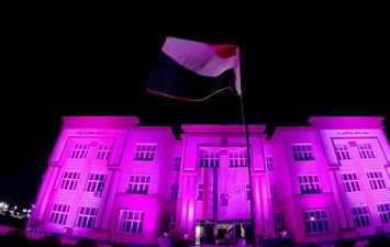 باللون الوردي.. جامعة أسيوط الأهلية تضيء مواجهة سرطان الثدي