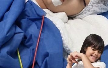 بعد صراع مع المرض وغيبوبة كاملة.. الموت يفجع أسرّة الطفلة "مكة" ضحية الكلاب الضالة في بورسعيد