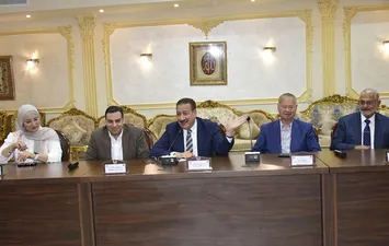 بـ مليون ونصف المليون جنيه.. محافظ بورسعيد يدعم الأسر الأولى بالرعاية بمساعدات شاملة