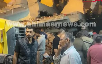 جانب من أعمال البحث وإزالة الأنقاض 