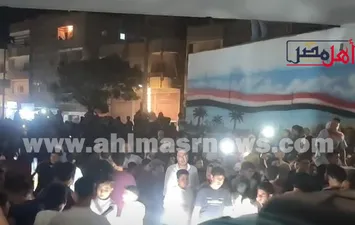 جانب من انتظار الأهالي لوصول &laquo;ميار عثمان&raquo;