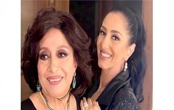 حنان مطاوع ووالدتها 