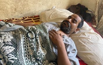 دهسته سيارة أثناء عمله وبُترت قدمه.. عامل نظافة ببورسعيد يروي مأساته ويطالب بتأمين حياة أسرته"  