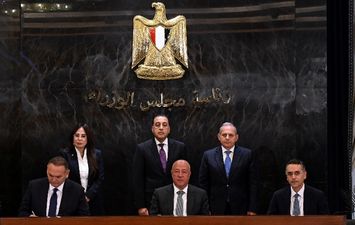 رئيس الوزراء يشهد توقيع عقود تمويل 