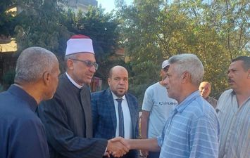 رئيس منطقة كفر الشيخ الأزهرية يقدم واجب العزاء لأسرة طالب توفى إثر حادث