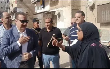 ربنا يكرمك ويسعدك.. سيدة بورسعيدية تدعو لمحافظ بورسعيد بحرارة في الشارع