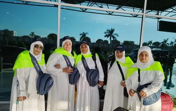 سافروا لأداء العمرة مجاناً.. محافظ بورسعيد يودّع 5 من أبناء المحافظة المتوجهين لأداء العمرة بدعم "تحيا مصر