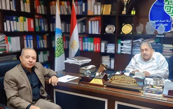 رئيس شركة صرف القاهرة مع الزميل سيد يونس