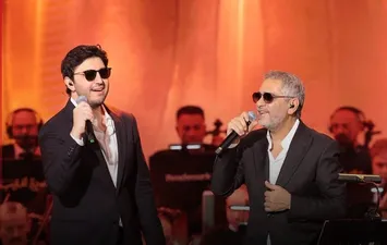 فضل شاكر وابنه على المسرح