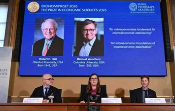 فوز الأمريكيين روبرت هول ومايكل وودفورد بجائزة نوبل في الاقتصاد 2026