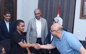 لقاء محافظ الإسكندرية بأحد المواطنين 