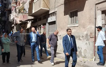 محافظ الإسكندرية بموقع عقار امبروزو المائل 
