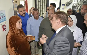 محافظ بورسعيد يتابع مستوى الخدمات الطبية  
