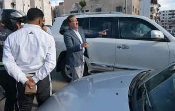 محافظ بورسعيد يضبط سيارة تسير عكس الاتجاه