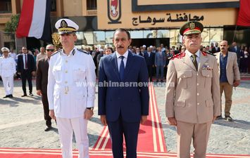 محافظ سوهاج ومدير الأمن يضعان إكليلًا من الزهور على النصب التذكاري لشهداء أكتوبر في الذكرى الـ53 للانتصارات